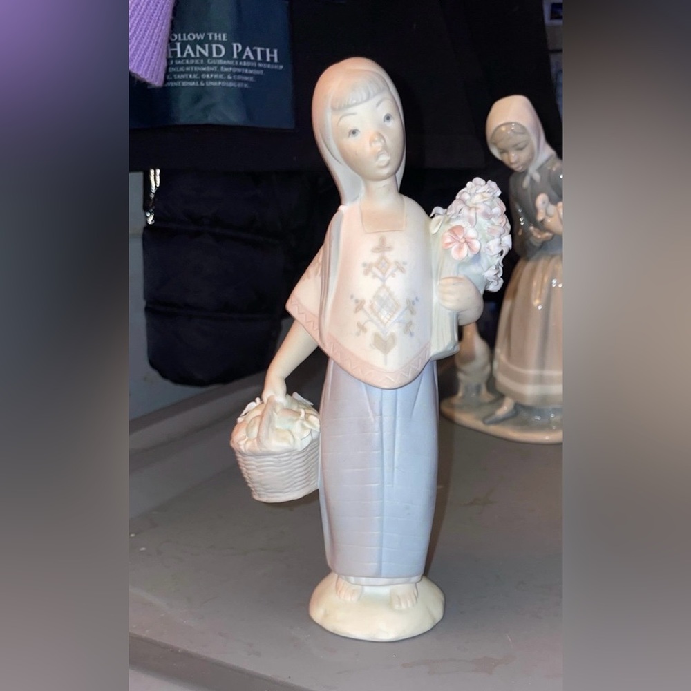 Lladro "Lupita" Girl With Flowers #1058